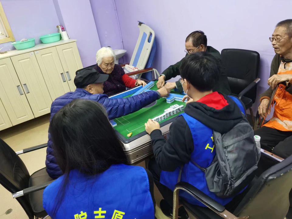 幸福园养老院陪老人打麻将