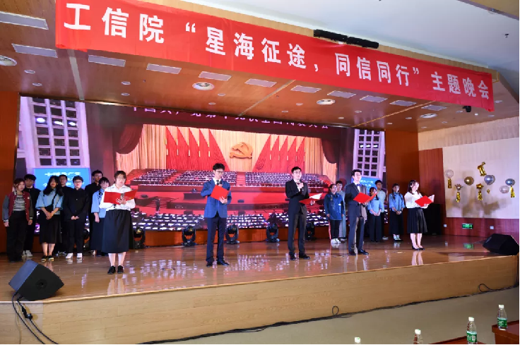 星海征途晚会正装诗朗诵《在路上》